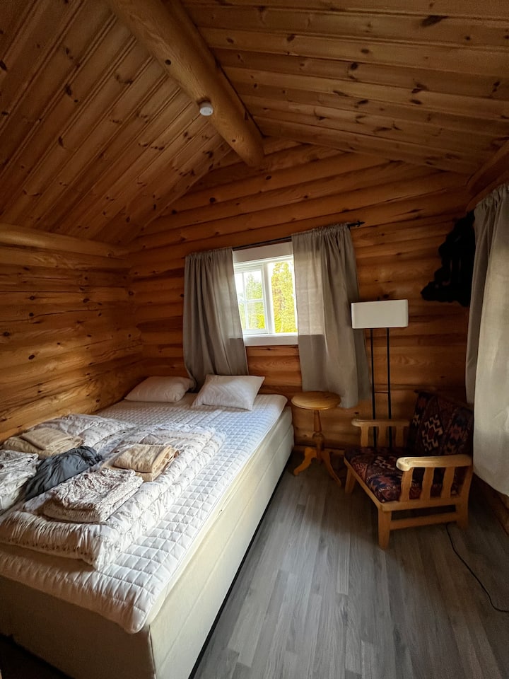 180 cm. Ova se spavaća soba nalazi u dodatnoj zgradi i nije dostupna za goste 1 – 6. Ako ste između 6 i 8 gostiju, spavaća soba 4 može se koristiti za 200 NOK po noćenju za goste starije od 6 godina. 