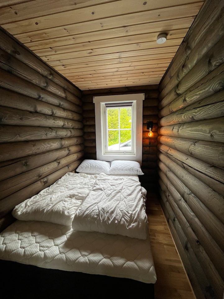 2. spavaća soba ima bračni krevet širine 120 cm.