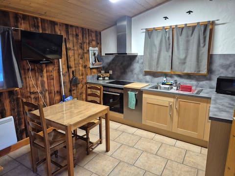 Top performing Airbnb: Charming independent studio with parking space in Chalais