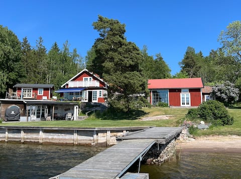 Top Airbnb: Large house on a nice lake plot in the west - Grisslehamn in Norrtälje