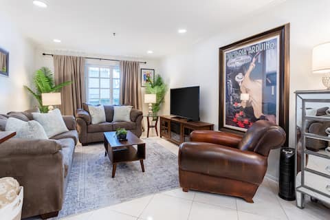 Successful Airbnb property: Cozy pad in Santa Monica, blocks from the beach! in Santa Monica