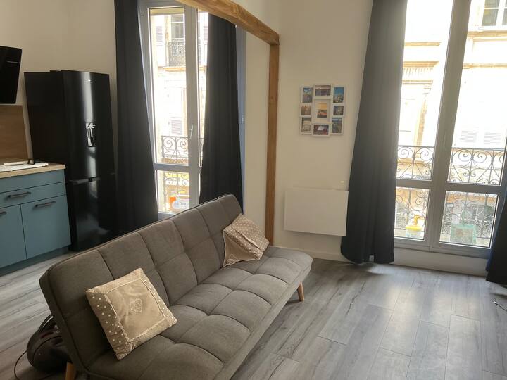 Кауч кој служи како дополнителен кревет 