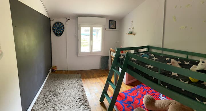 Deze slaapkamer met een stapelbed is geschikt voor 2 kinderen (speelkamer) 
