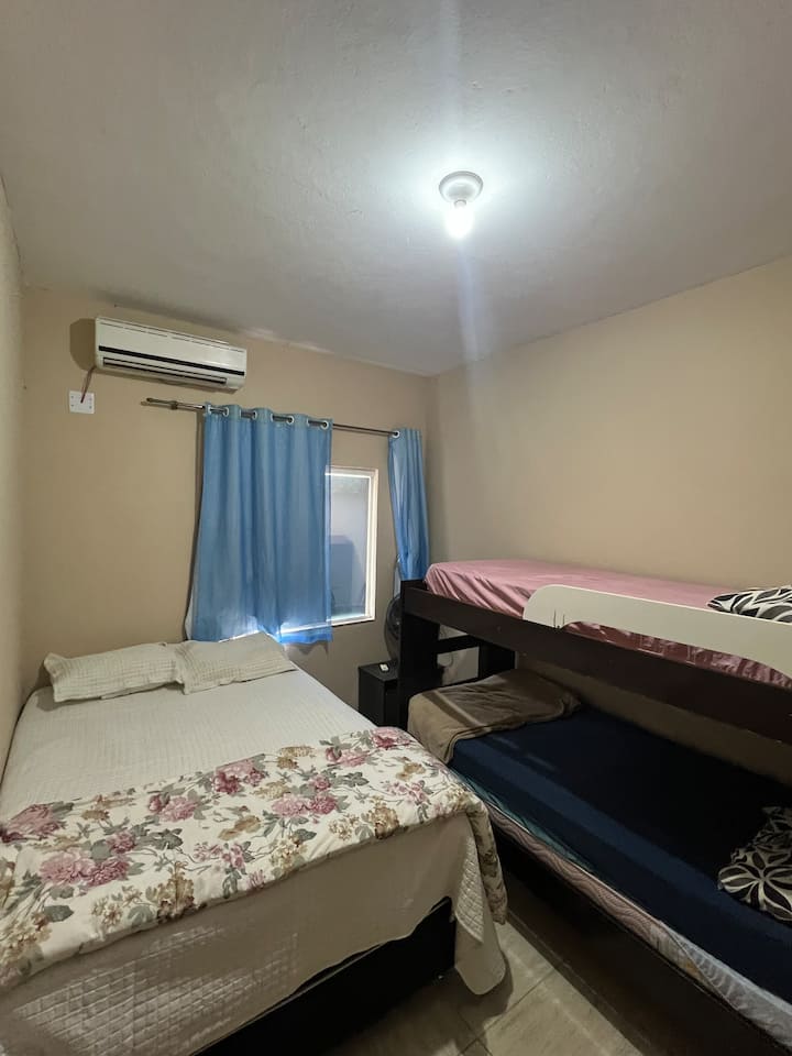 Një dhomë familjare, me krevate të rehatshëm, 1 krevat dopio "Queen" me dyshek Ultra Comfort dhe krevat marinari. Ajër të kondicionuar, film privat në dritare.