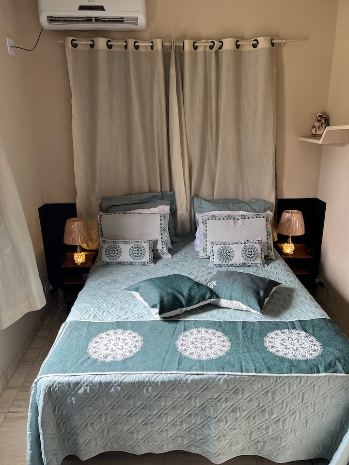 Master Suite, Queem Ultra Comfort Bed, Smart TV me më shumë se 300 kanale, ajër të kondicionuar, gardërobë, krevat dhe çarçafë banje. Mjafton të hysh brenda dhe të vraposh drejt detit