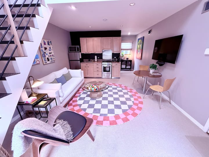 Modern Loft Guest House W/ Art, Style & Comfort - Dallas, TX