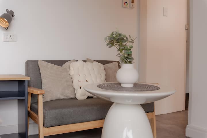 *Top Location: Private Studio-balcony-ac-central - Surry Hills