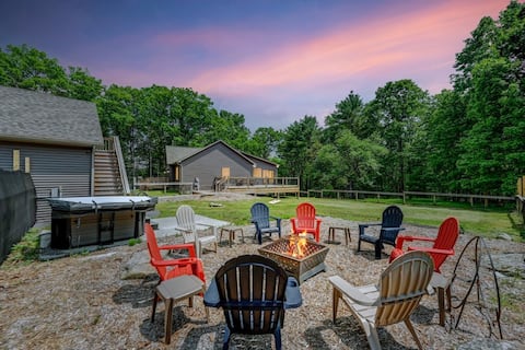 Tree Haven- fenced yard, hot tub, pet friendly