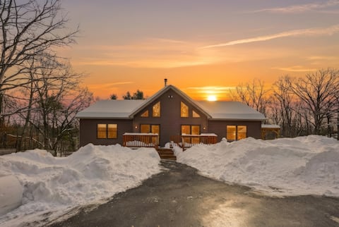 Tree Haven- fenced yard, hot tub, pet friendly