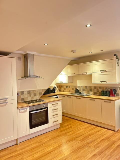 Top performing Airbnb: Comfortable & spacious apartment in Cobham