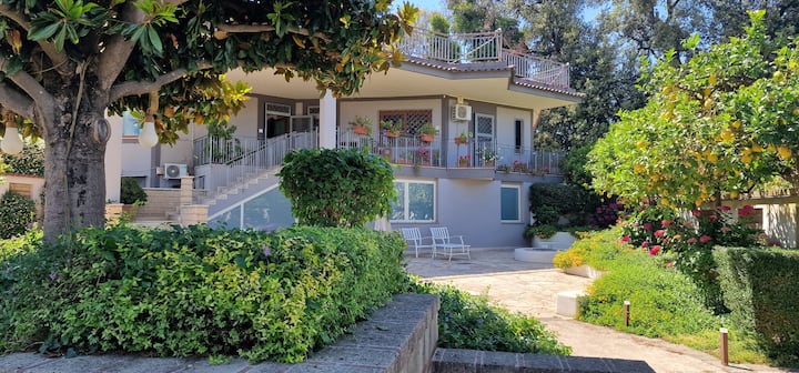 Urban Oasis:villa With Pool Sauna And Breakfas! - Casoria