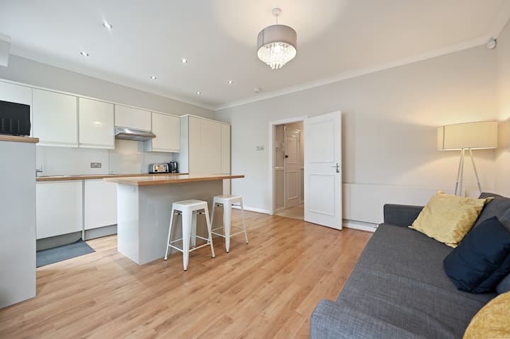 Entire 2 Bed First Floor Flat - Hounslow