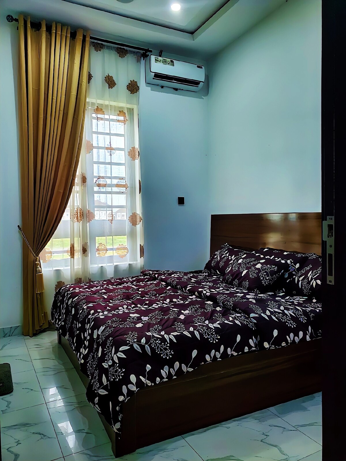 AC na kitanda cha watu wawili