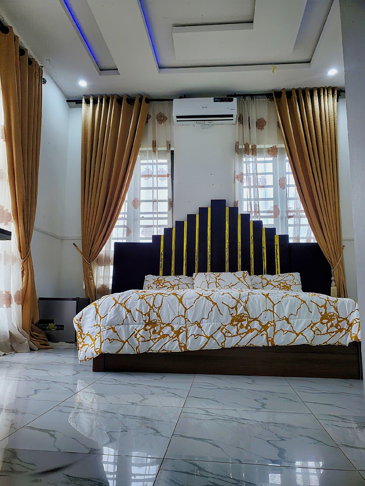 Kitanda cha ukubwa wa malkia. AC, friji kando ya kitanda