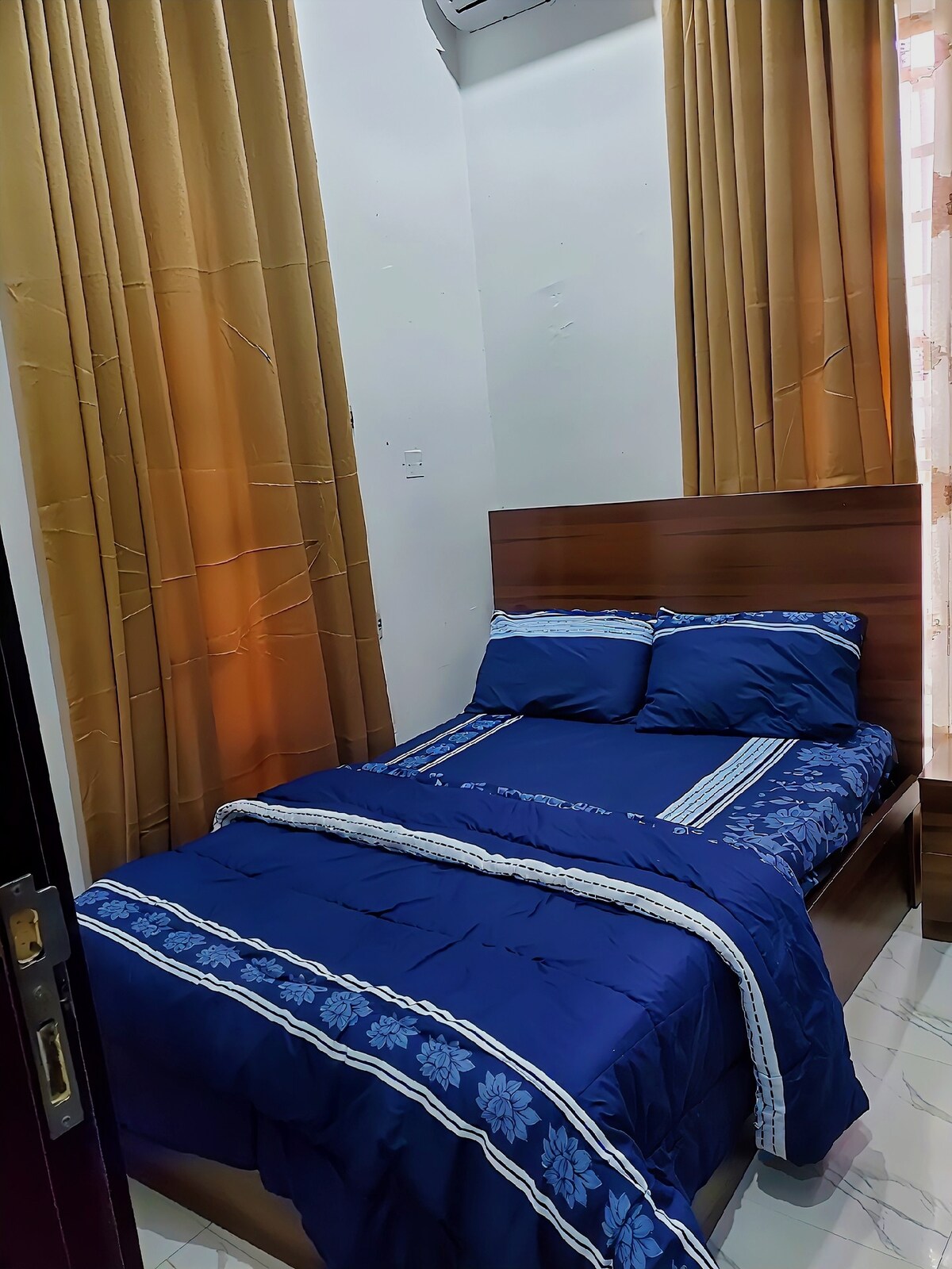 Kitanda kidogo cha watu wawili