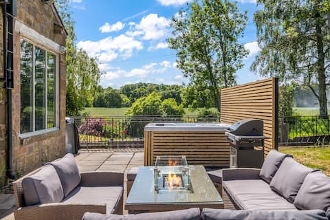Balbirnie Mill | Sleeps 10 | Hot Tub | Brechin