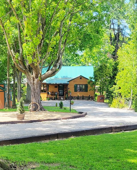 Windy Oaks Cabin w/Game Room near Pittsburgh