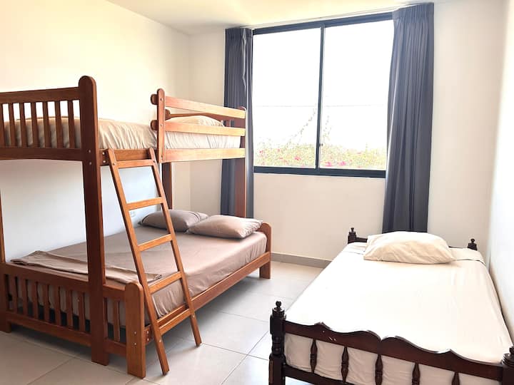 ห้องพักสำหรับไม่เกิน 4 คน: เตียงสองชั้น ชั้น 1 สำหรับ 2 คนและชั้น 2 สำหรับเตียงเพิ่มเติม 1 1/2 เตียง