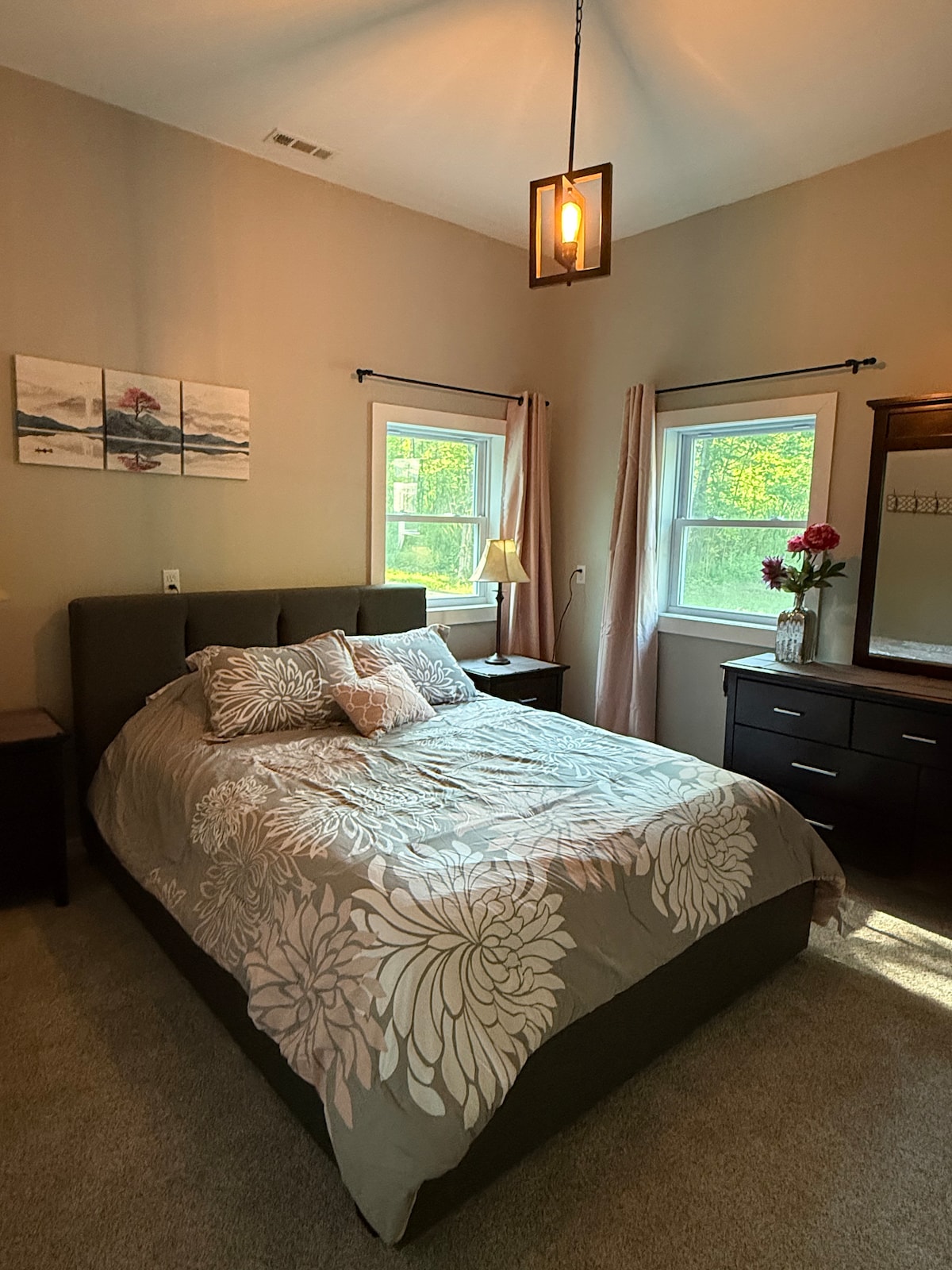 Cama queen, TV móvil, ventilador/calefactor portátil para mayor comodidad