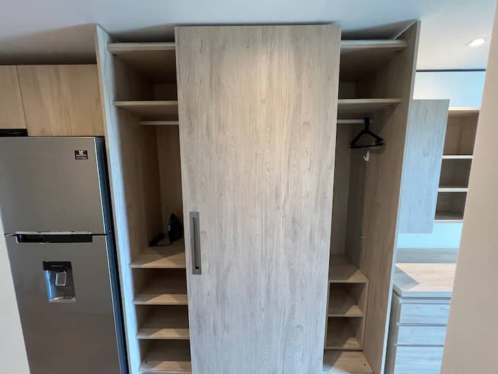 Плакар со лизгачка врата 