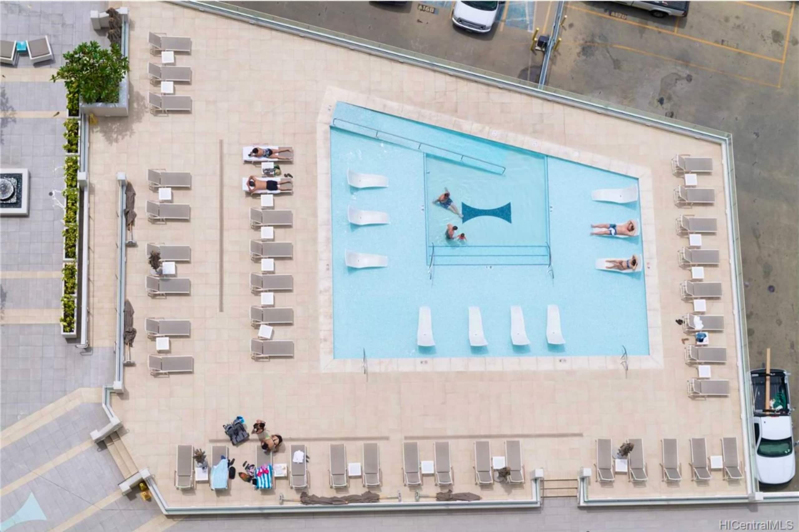 Beach Front Waikiki Oasis (parking included) - Image 34