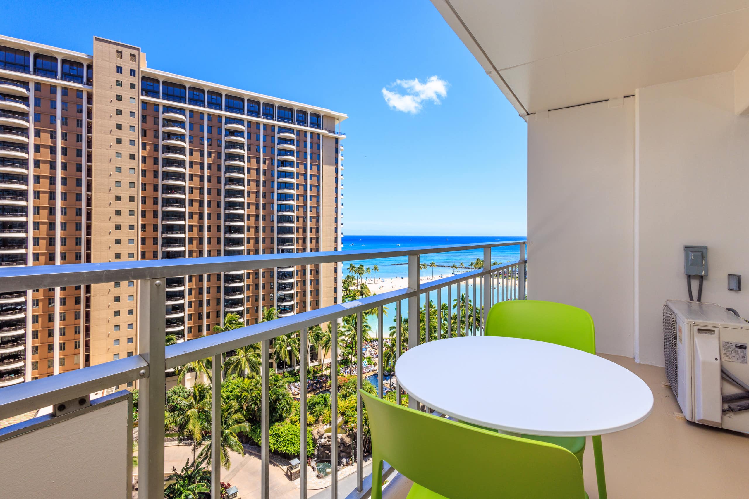 Beach Front Waikiki Oasis (parking included) - Image 19
