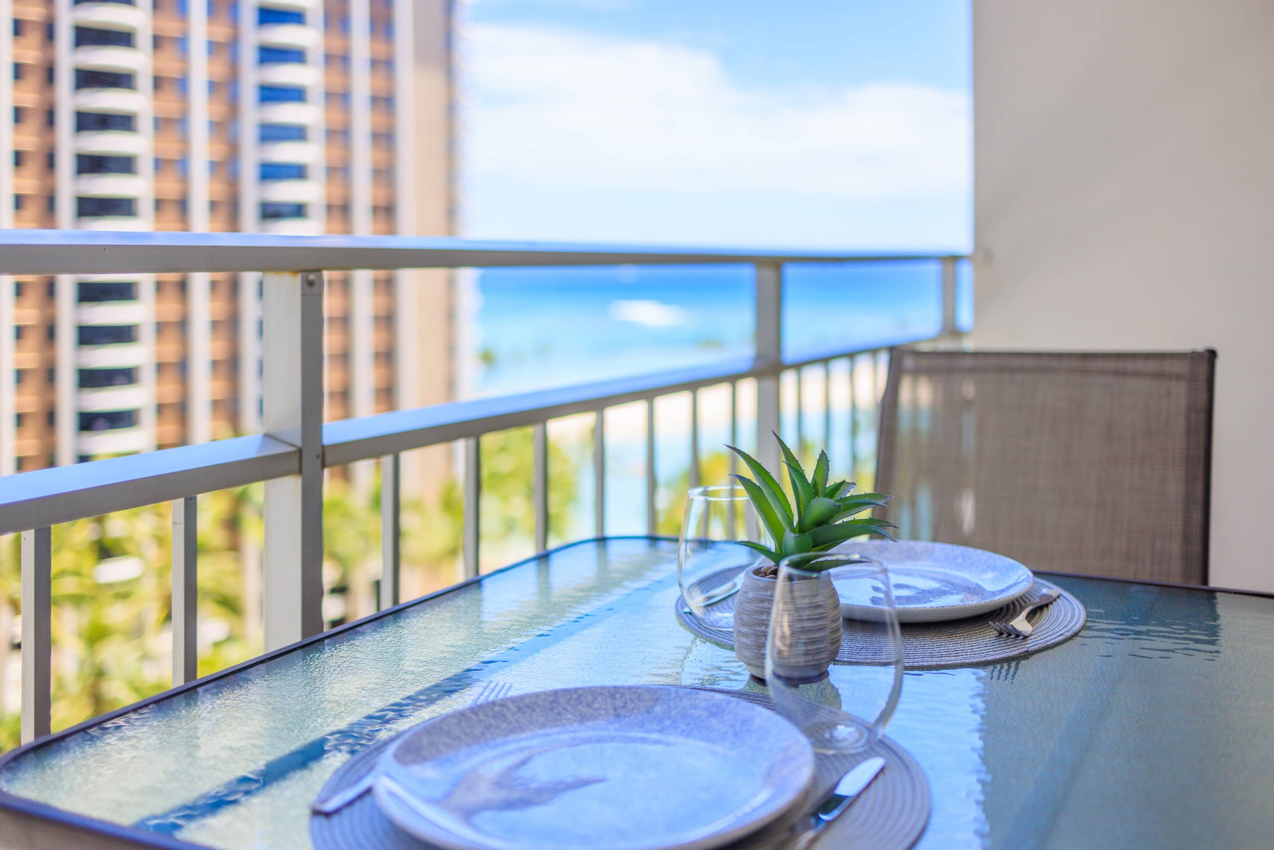 Beach Front Waikiki Oasis (parking included) - Image 17