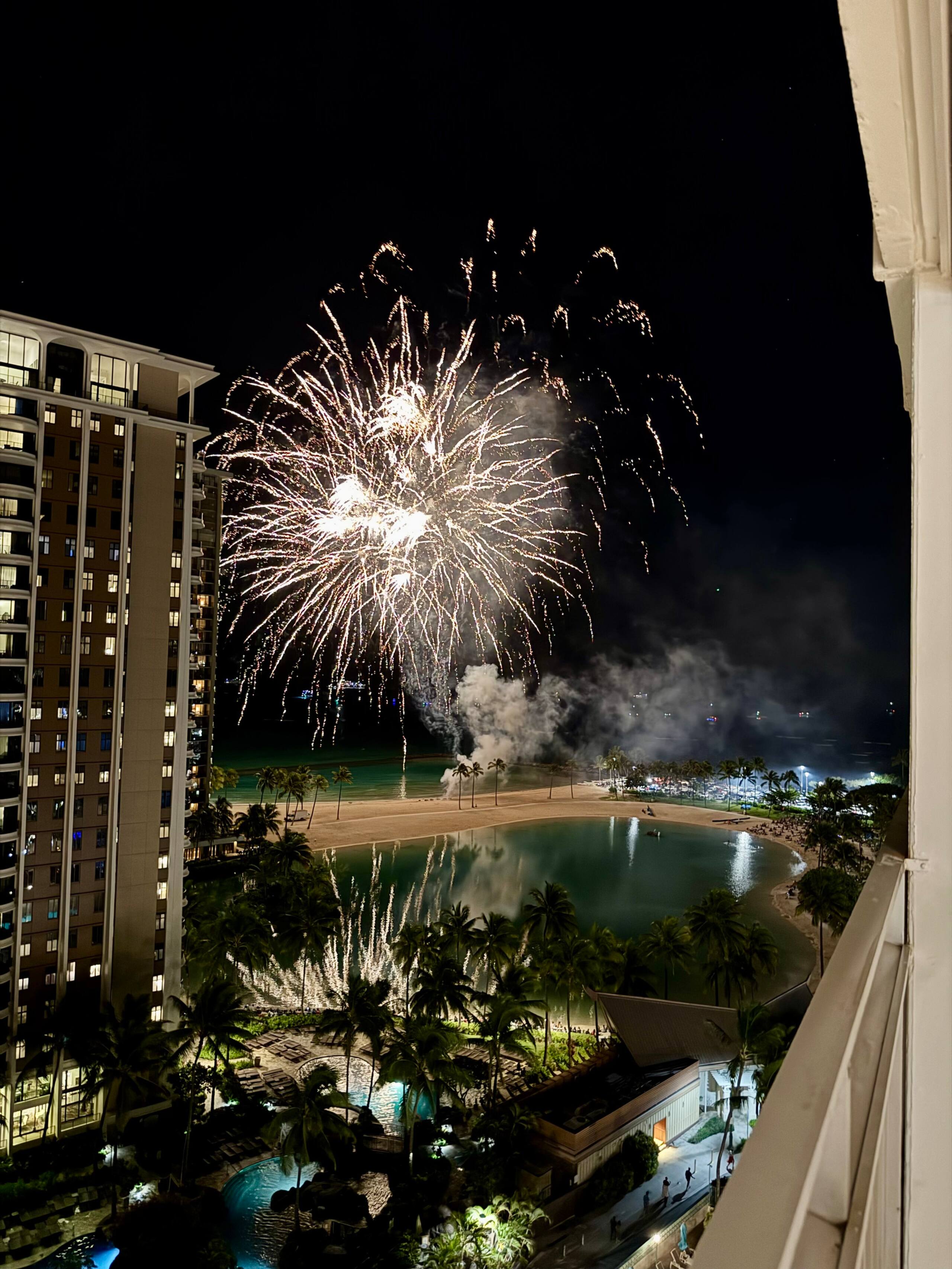 Beach Front Waikiki Oasis (parking included) - Image 27