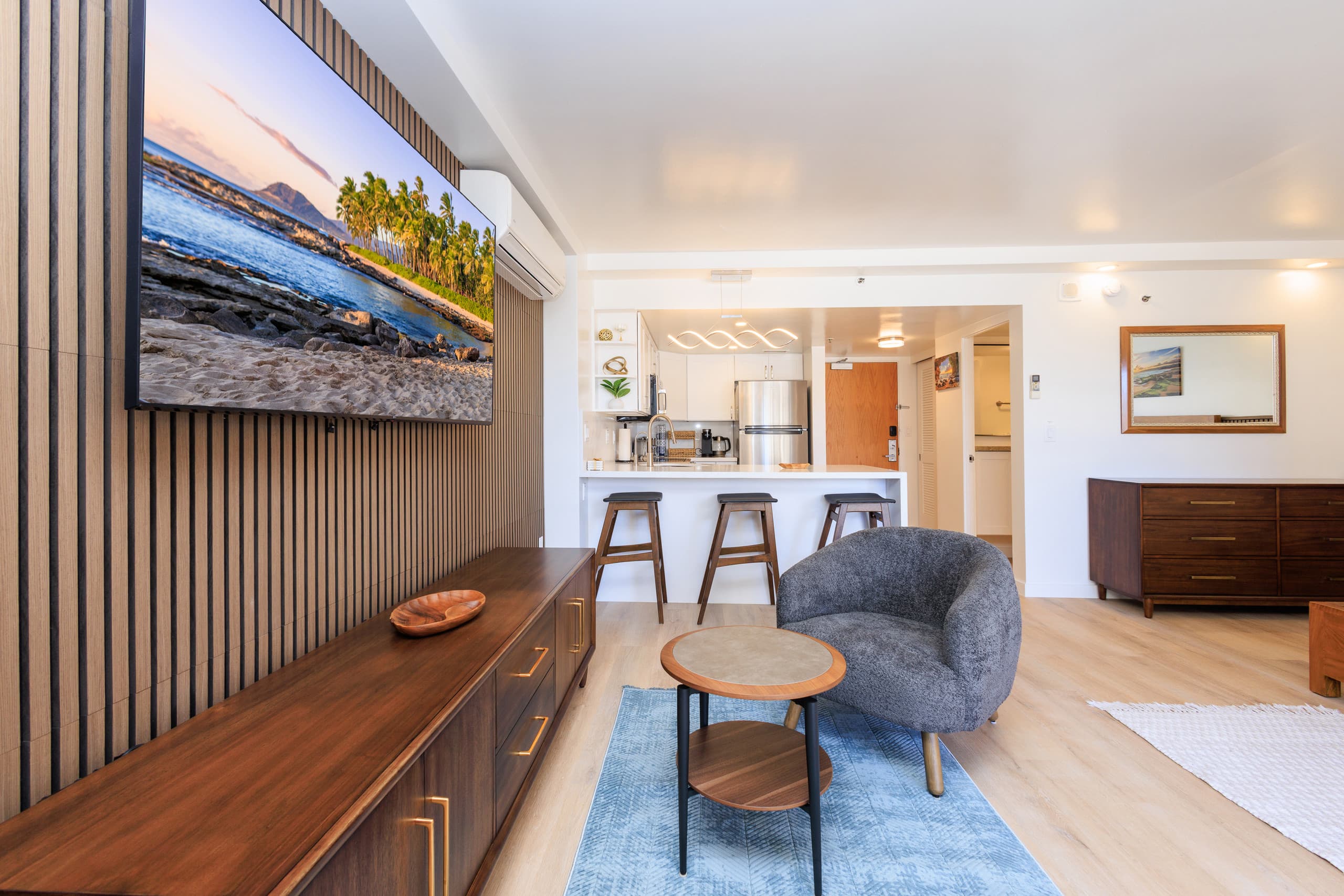 Beach Front Waikiki Oasis (parking included) - Image 3