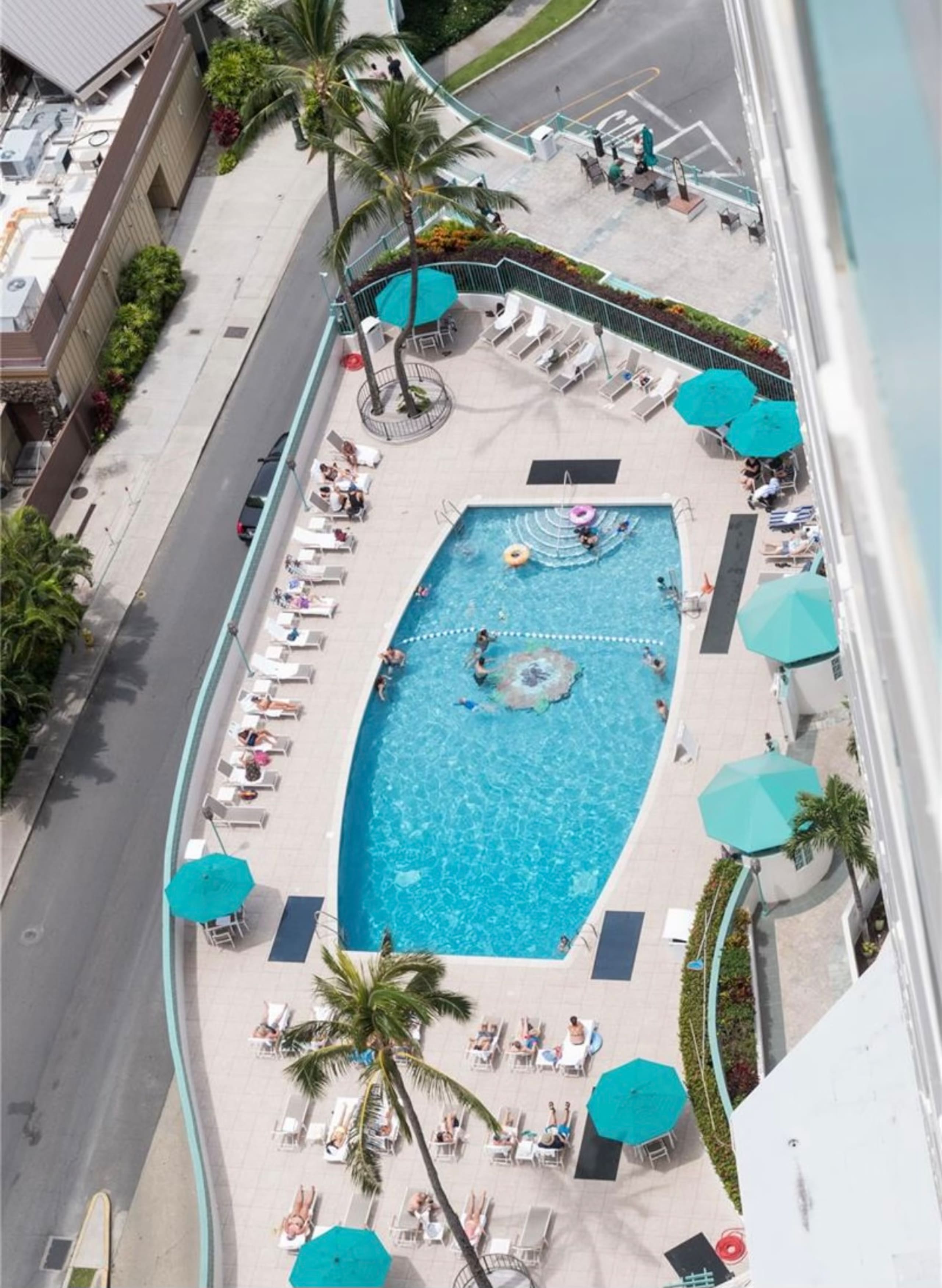 Beach Front Waikiki Oasis (parking included) - Image 21