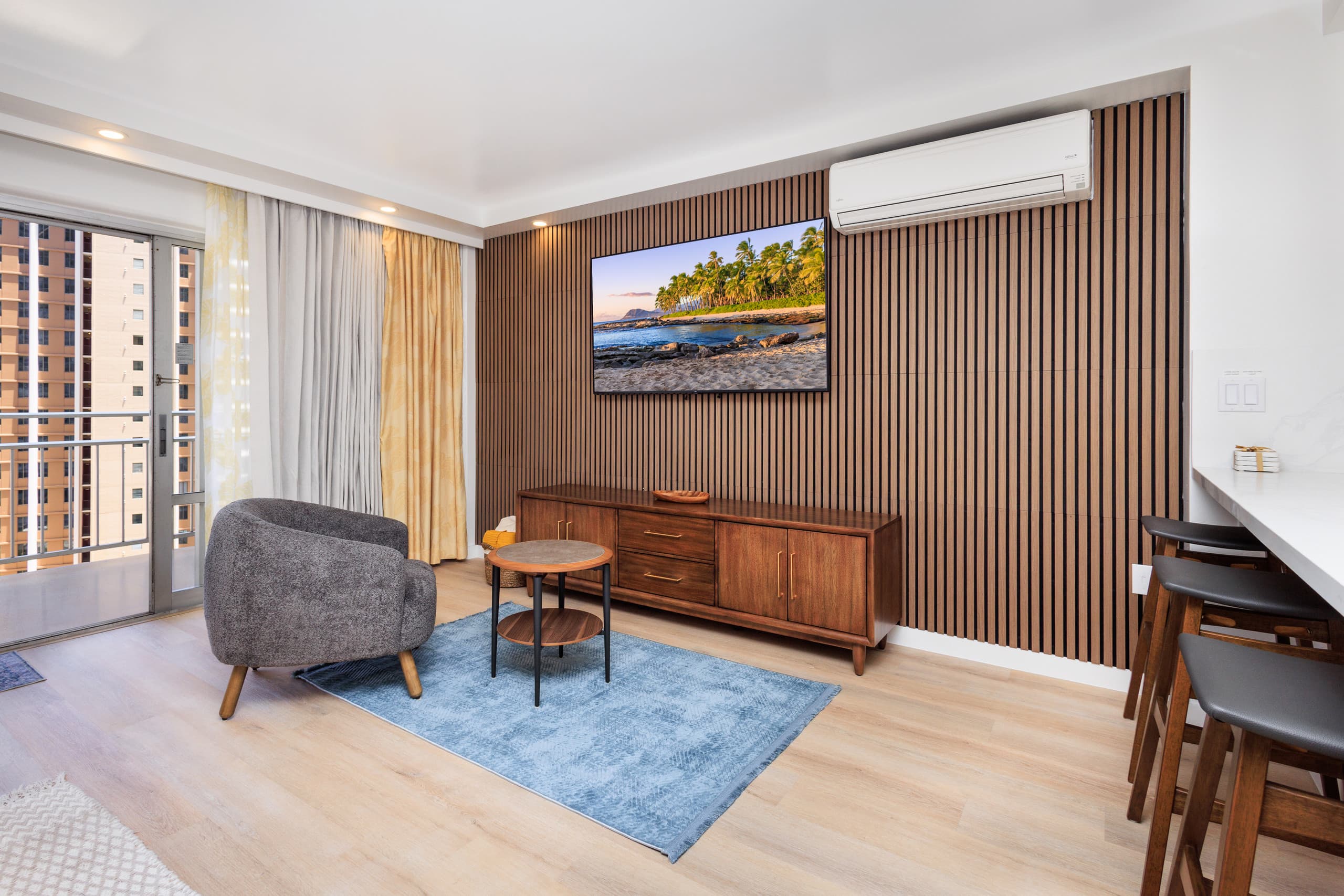 Beach Front Waikiki Oasis (parking included) - Image 5