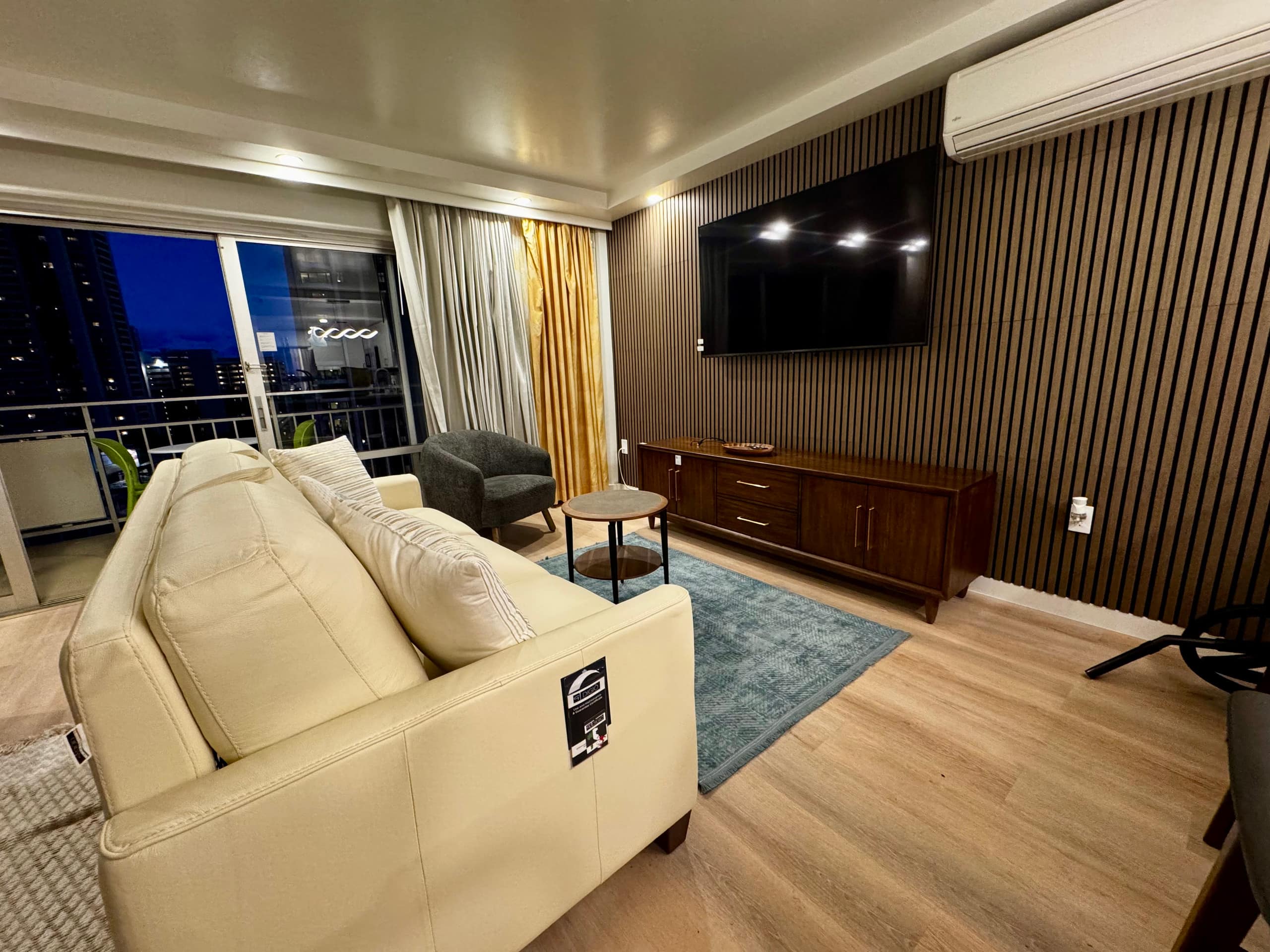 Beach Front Waikiki Oasis (parking included) - Image 6