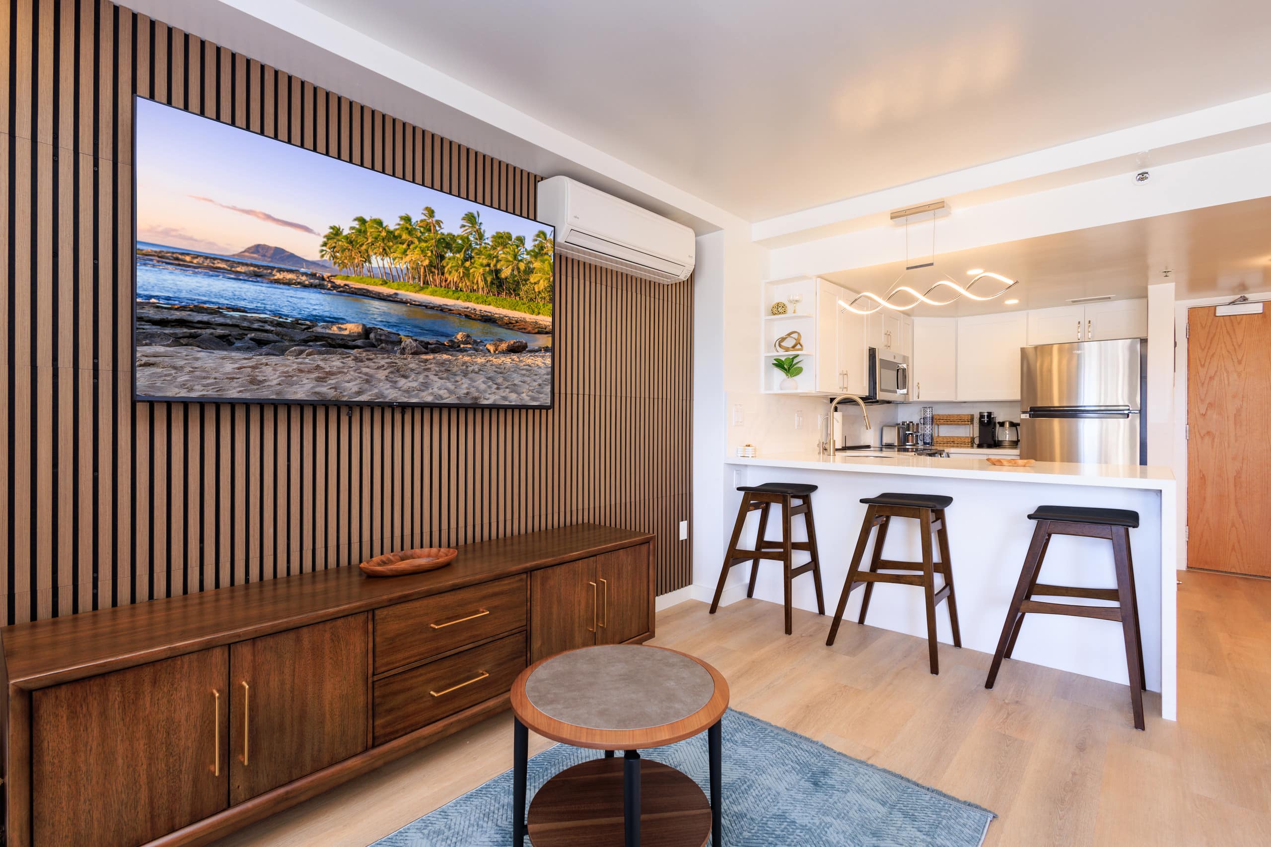 Beach Front Waikiki Oasis (parking included) - Image 25