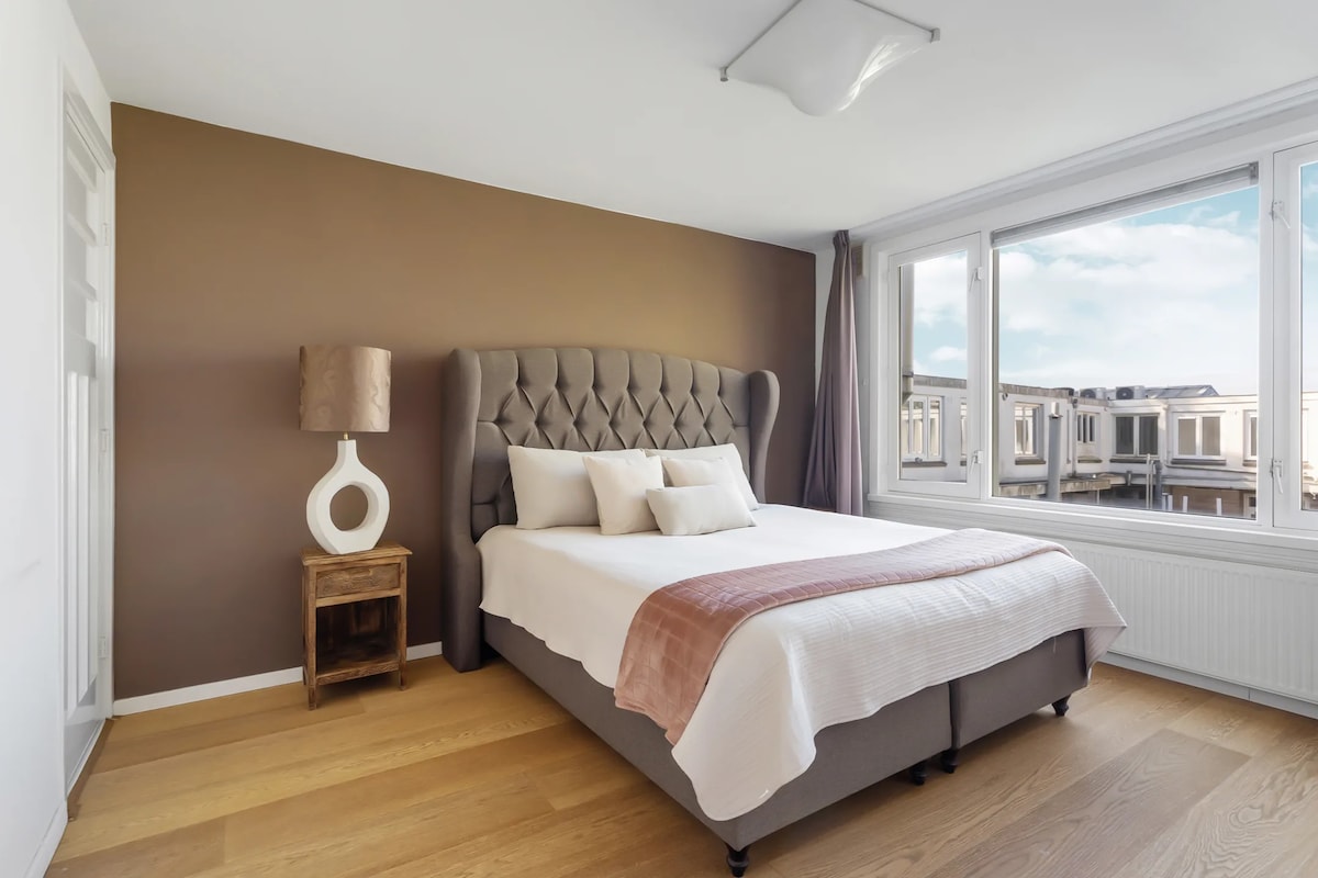 ამსტერდამისთვის საკმაოდ დიდი საძინებელია საოცარი ზამბარიანი ლეიბით, როგორც ბევრმა სტუმარმა მითხრა. სახლის უკანა მხარე ძალიან მშვიდია, არანაირი ხმაური და ძალიან კარგად იძინებს. 2 სკამი ქალაქის ვიზიტების დღის შემდეგ დასასვენებლად.