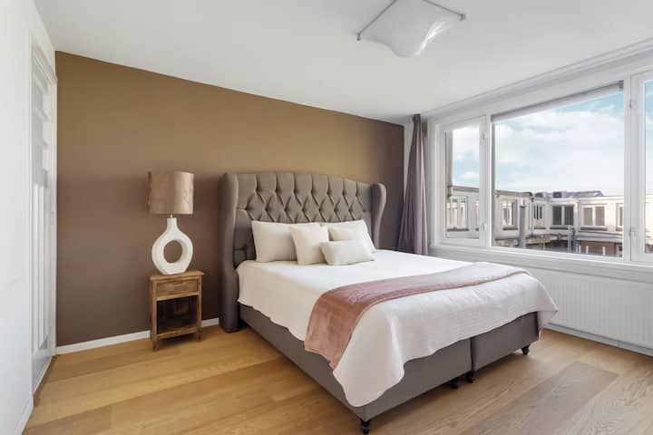 Kwa Amsterdam, ukubwa wa chumba halisi kikubwa cha kulala chenye kitanda cha springi cha ajabu kama wageni wengi walivyoniambia. Nyumba ya nyuma ni tulivu sana, hakuna kelele na inalala vizuri sana. Viti 2 vya kupumzika baada ya siku ya kutembelea Jiji.