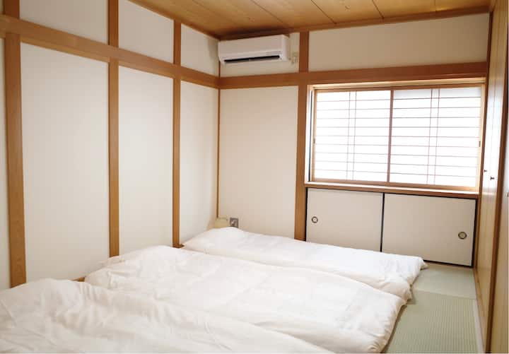 Slaapkamer 3 direct verbonden met de woonkamer.
Dit is een traditionele kamer in Japanse stijl gebouwd in Japan, en het is een ruimte waar je kunt genieten van de Japanse cultuur.