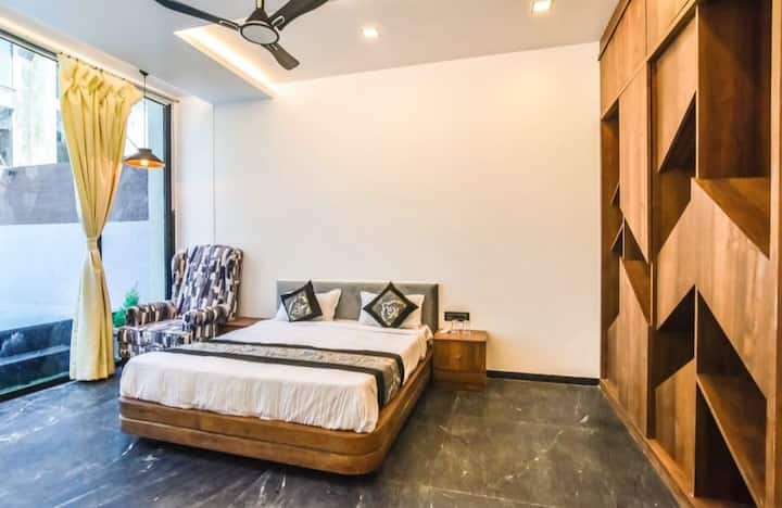 Royal 4bhk Luxury Villa With Huge Private Pool - Lonavala