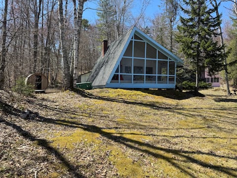 Lakefront A-Frame Sauna, hot tub