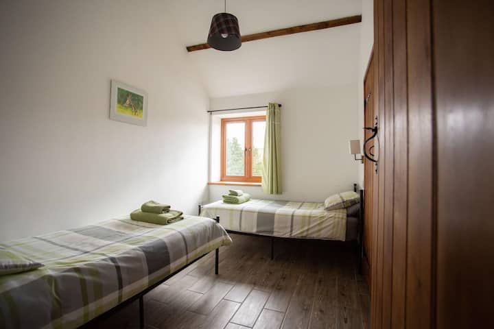 Jednolôžka so vstavaným šatníkom. Podlahové kúrenie a zatemňovacie závesy pre dobrý spánok. 