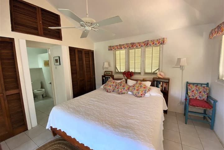 Jedna z dvoch spální s manželskou posteľou veľkosti King.