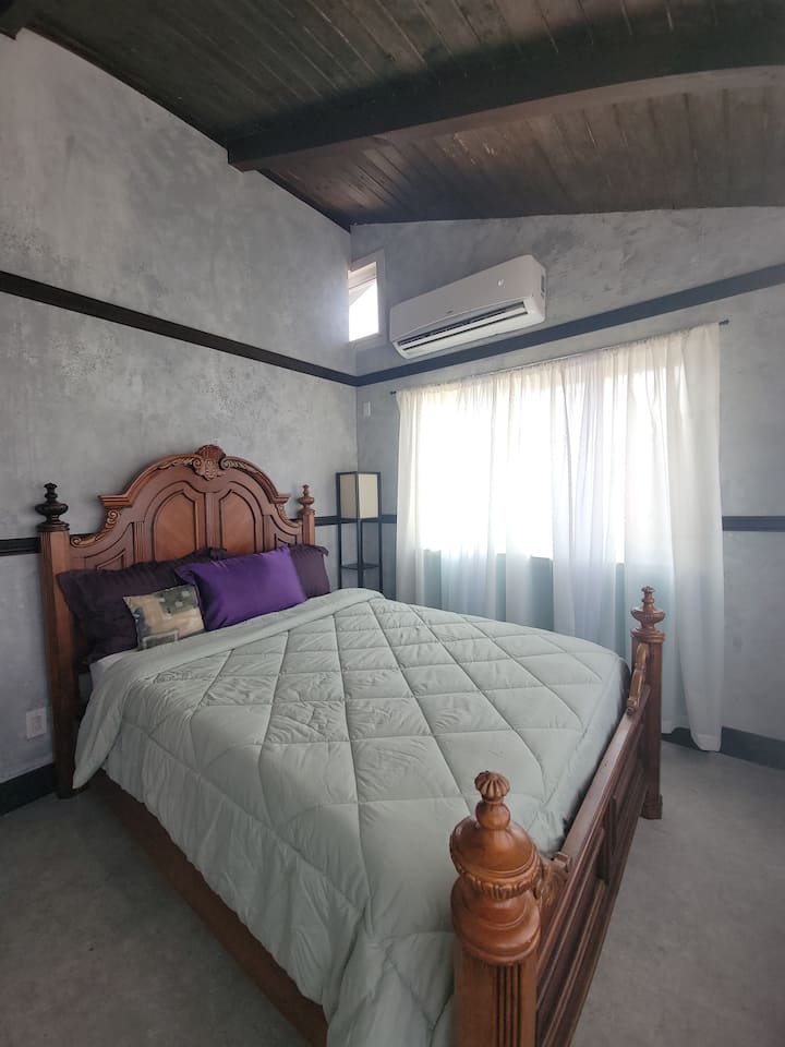Cama queen en dormitorio privado con aire acondicionado 