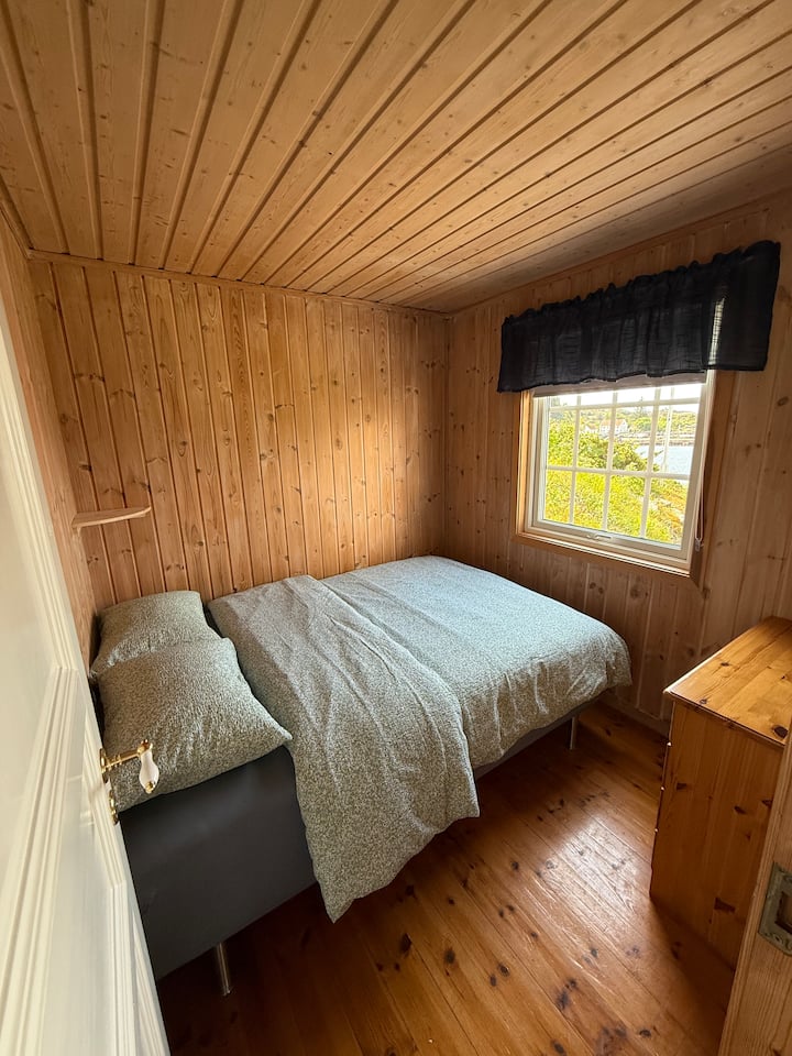 El dormitorio principal tiene una cama de 140 cm y vistas al mar.