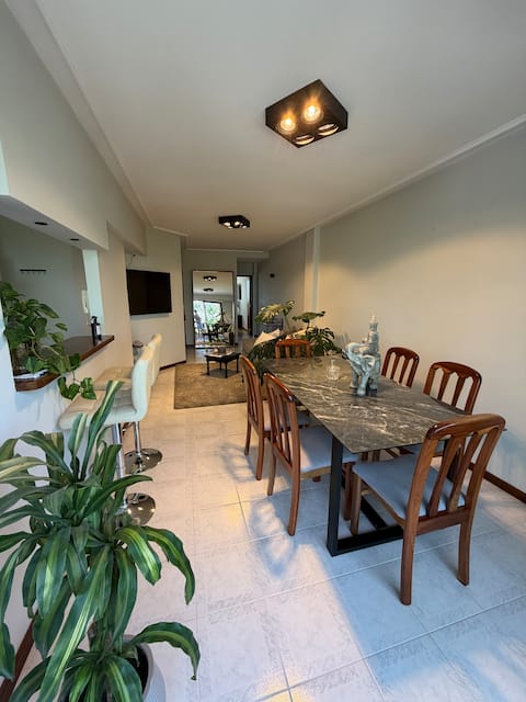 Propiedad de Airbnb exitosa: Large 2-room apartment en Villa Primera