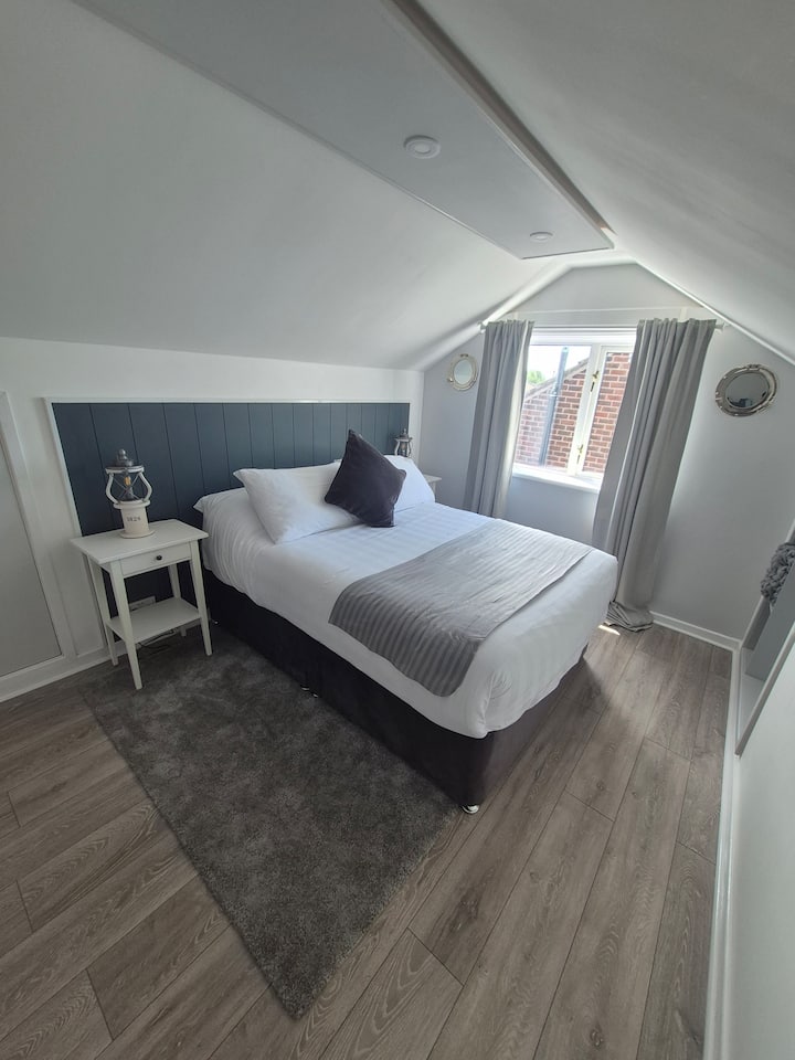 غرفة نوم مزدوجة مع تلفزيون ذكي.  توفر غرفة النوم خزانة ملابس ومساحة للأدراج.  مرتبة Premier Inn وأغطية سرير مصنوعة من القطن المصري لتوفير أقصى درجات الراحة.