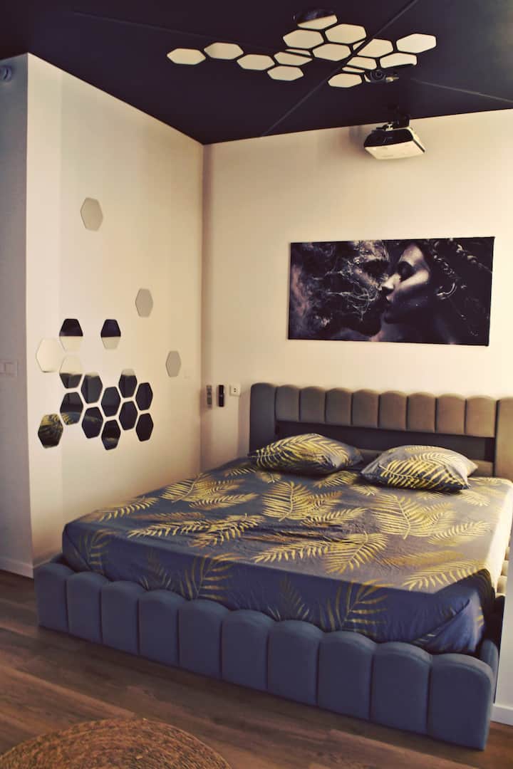 Miroirs au mur et plafond, avec éclairage led.