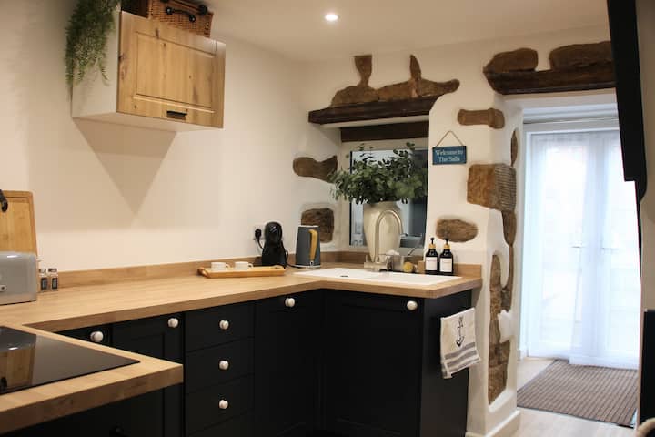The Sails  Romantic Retreat For Two - Leek