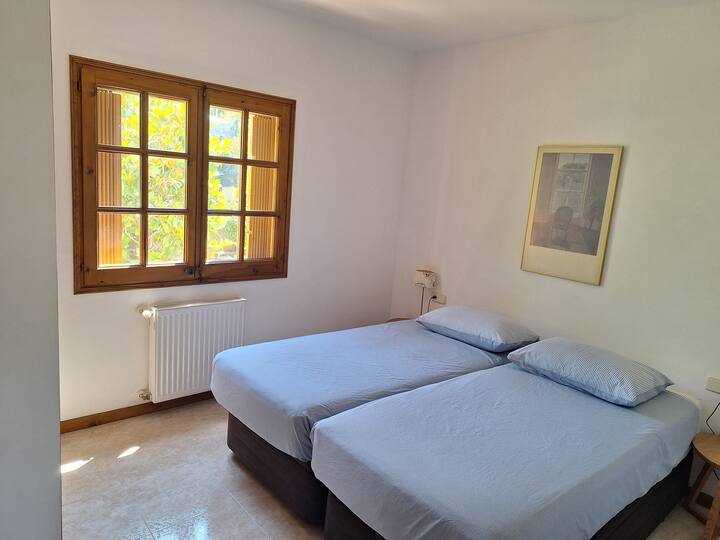 Chumba cha kulala kwenye ghorofa ya chini (chenye feni ya dari)