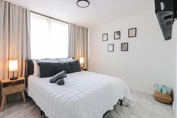 - Glavna spavaća soba s bračnim krevetom na drugom katu