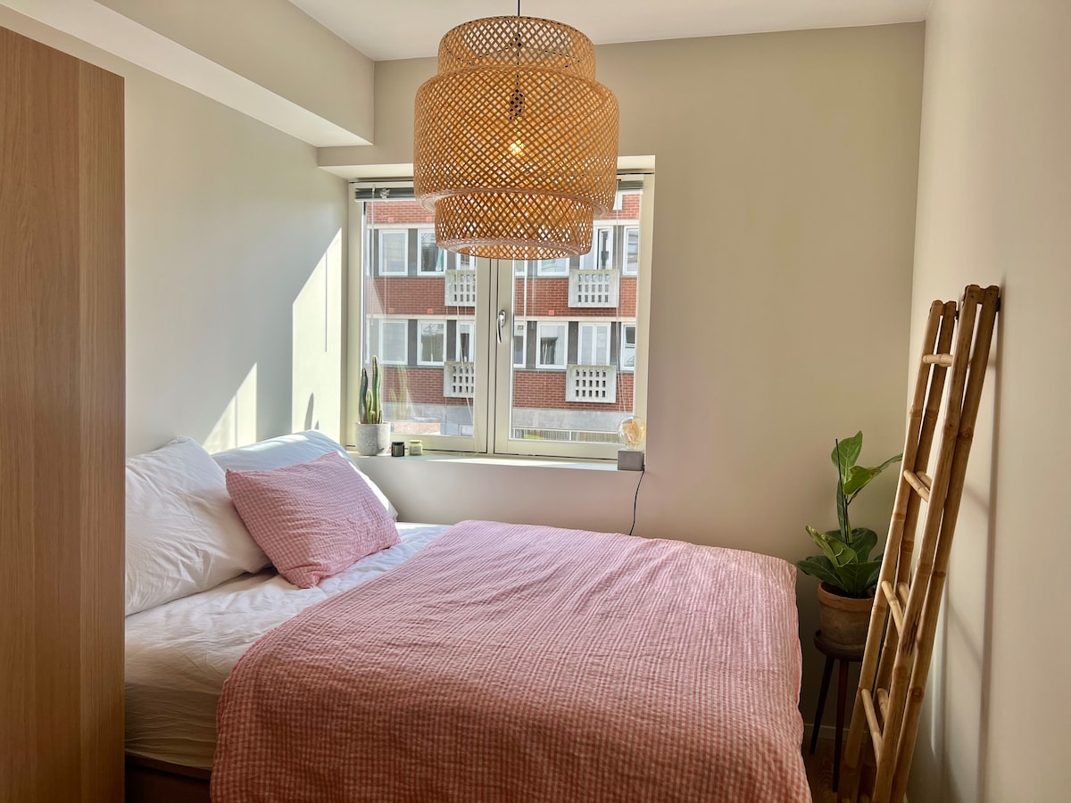 Jedna 160 cm manželská posteľ, na okne žalúzie.