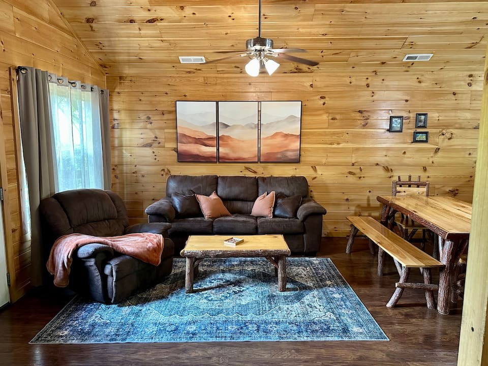 Dolly and the Three Bears Cabin - Image 1